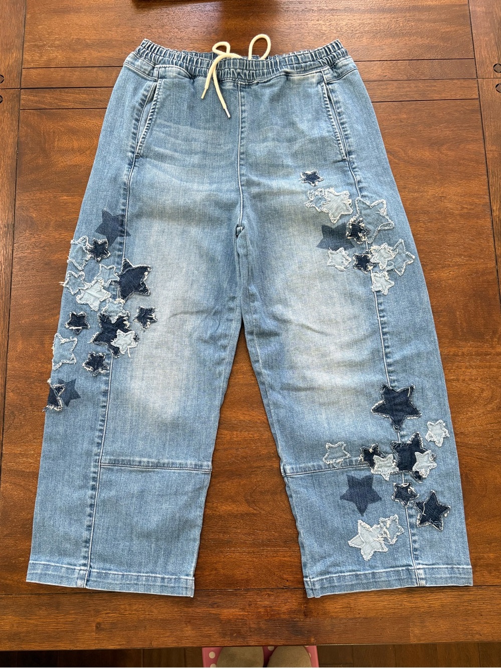Pilcro Anthropologie Izzie Relaxed Pull On Frayed Stars Patch Barrel Jeans Small - Picture 2 of 13